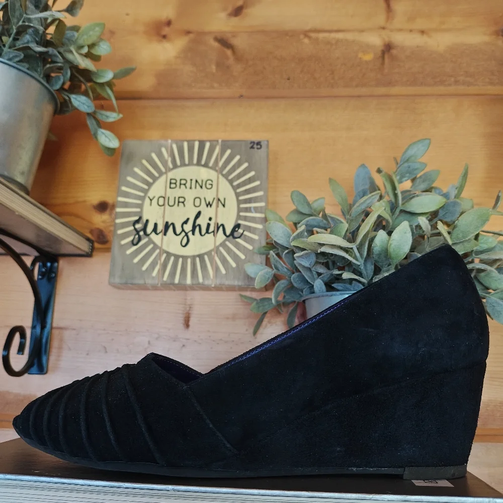 VANELI Black Pleated Pintuck Nubuck Suede Leather Open Toe Low Wedge Heels Sz 8N